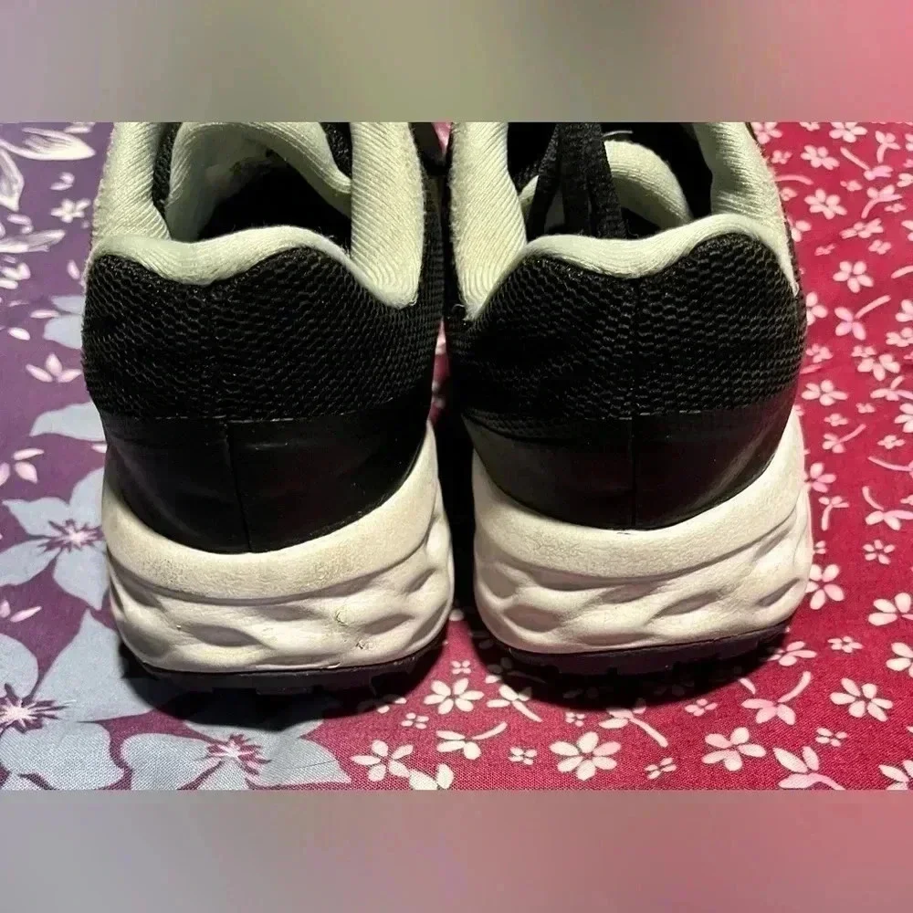 Nike revolution size 4 youth sneakers